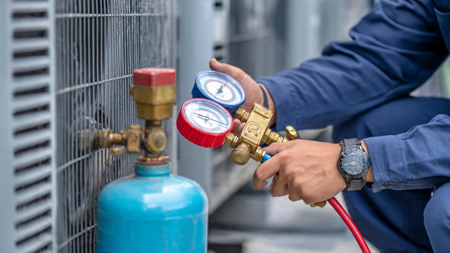 AC gas refill and leak repair service by technician in Dubai